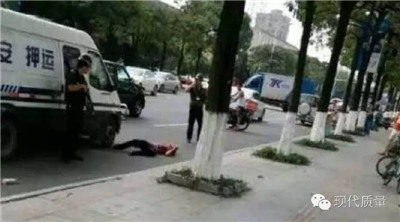劉強東給老家村民發(fā)現(xiàn)金運鈔車到場