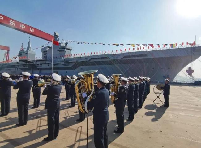 專家解讀076兩棲攻擊艦艦島優(yōu)勢(shì)