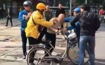 澳門最快開獎(jiǎng)現(xiàn)場(chǎng)直播經(jīng)典版,兩位老人騎車撞一起摔倒互相攙扶