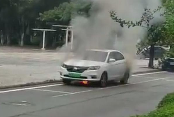 澳門跑狗論壇跑狗網(wǎng)站,三輪起火2個(gè)小姐姐抄起滅火器就上