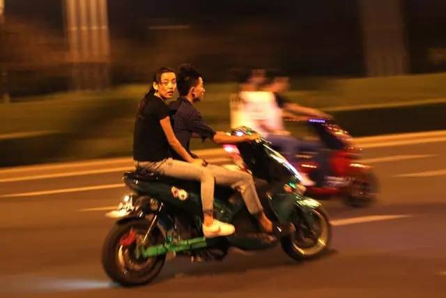 88zzcc特彩吧原版正料246,盲人憤怒將占用盲道的電動車推倒