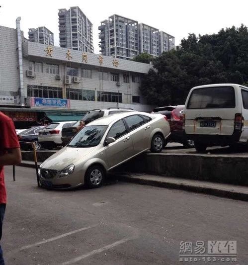 打開香港最準(zhǔn)免費(fèi)資料大全,4大1小要擠同輛車 司機(jī)拒絕被打