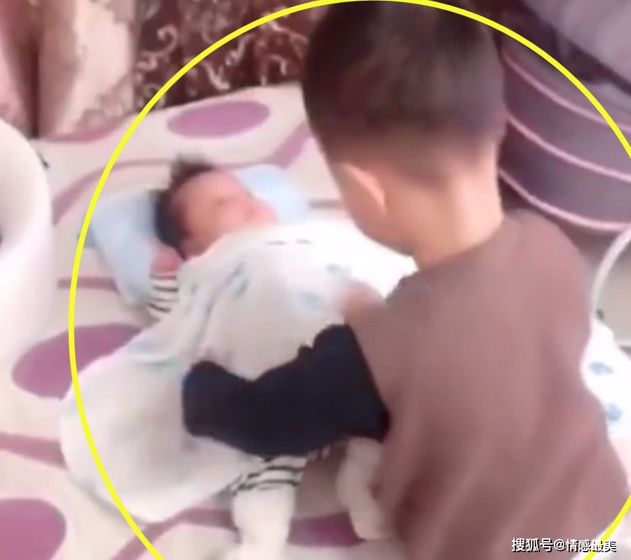 香港777888管家婆免費,女大學(xué)生放假賴床被一屋親戚圍觀