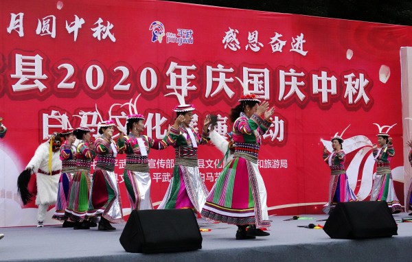 今晚澳門(mén)特馬開(kāi)什么號(hào)碼,救人白馬被開(kāi)表彰大會(huì) 頭戴大紅花