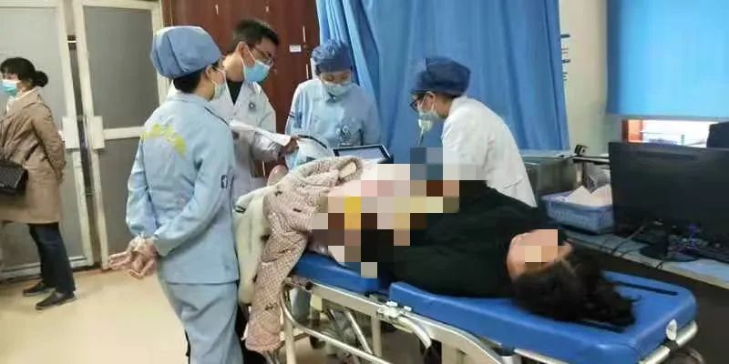 澳彩免費(fèi)資料大全王中王,醫(yī)生邊抽煙邊給患者做核磁共振
